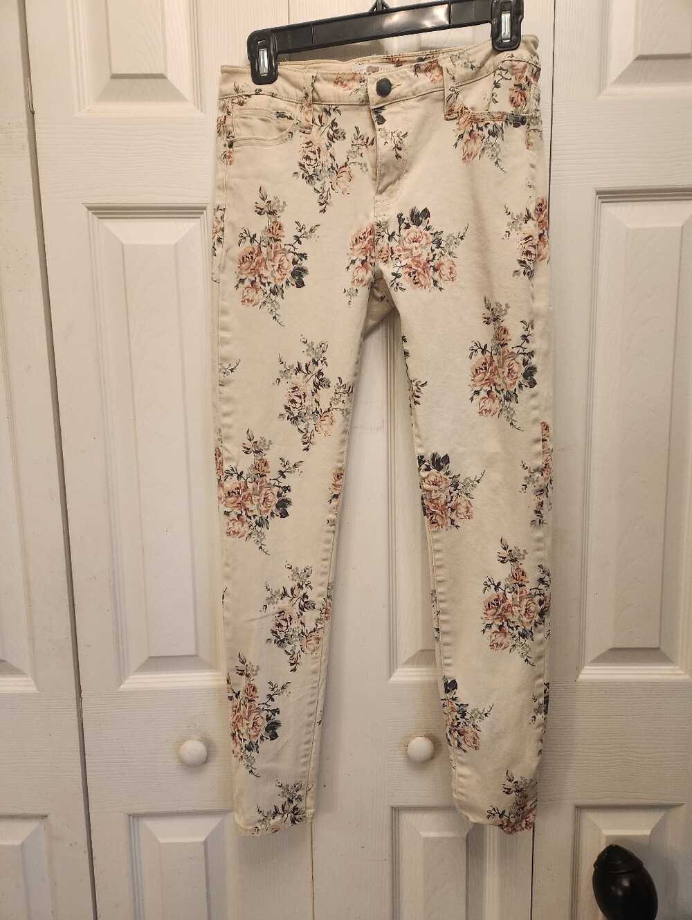 Coco + Jaimeson  Floral Print Skinny Jeans in Cream with Pink Roses